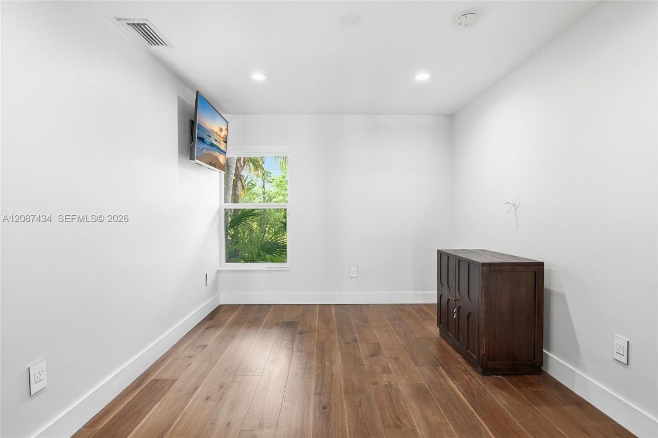 3360 NE 165th St, North Miami Beach, FL 33160 Photo