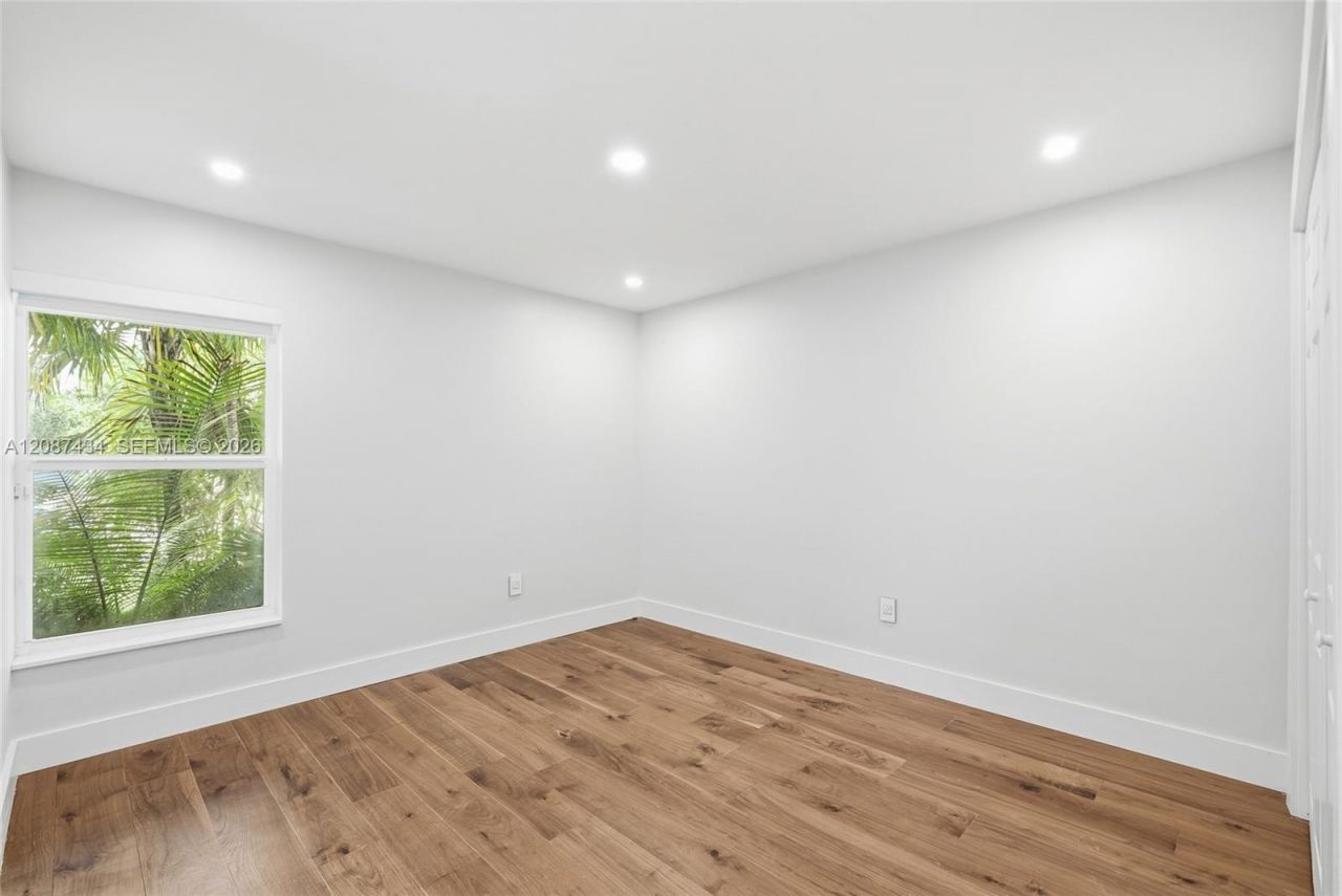 3360 NE 165th St, North Miami Beach, FL 33160 Photo
