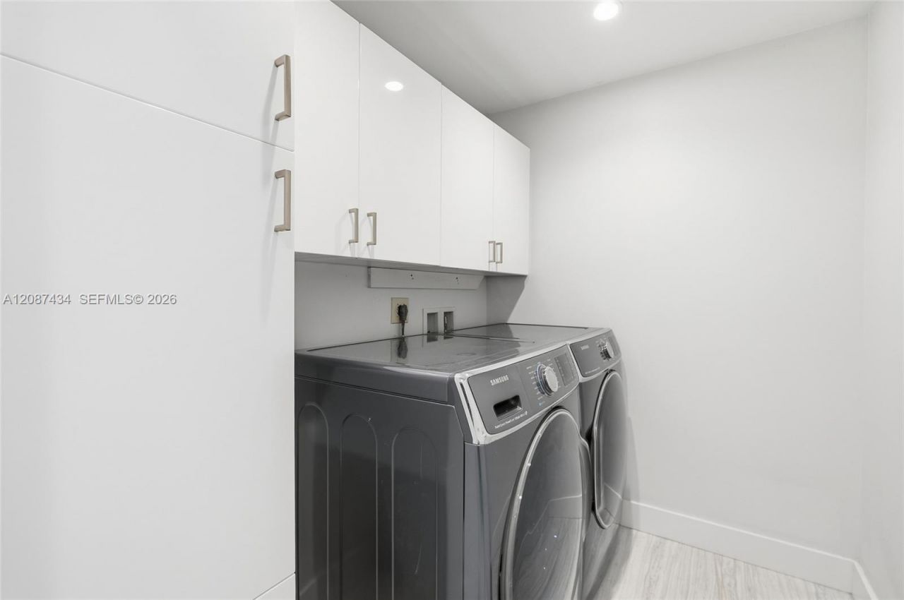 3360 NE 165th St, North Miami Beach, FL 33160 Photo