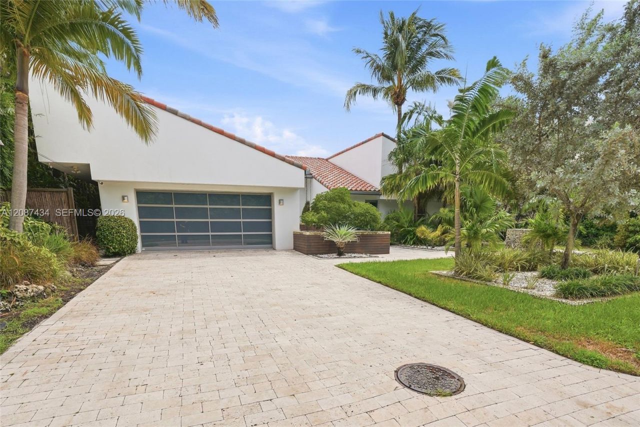 3360 NE 165th St, North Miami Beach, FL 33160 Photo