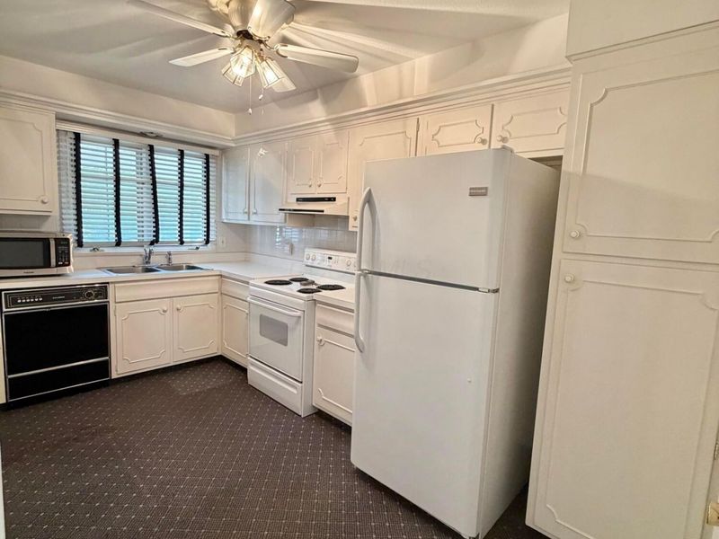 5335 Yorkshire Village Lane, Unit C29, Columbus, OH 43232 Photo 8