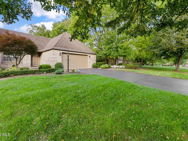 17 Walnut Creek Drive, Holland, OH 43528
