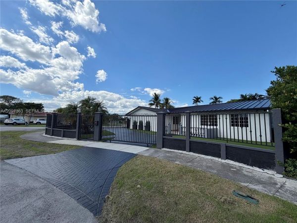 9481 SW 10th St , Miami, FL 33174
