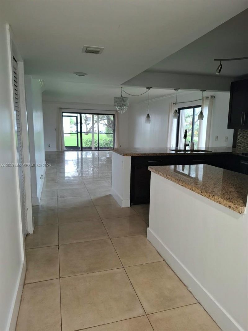 320 Racquet Club Rd, Unit 104, Weston, FL 33326 Photo
