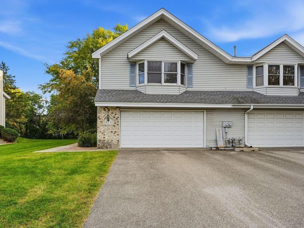 513 Upper Wood Way, Burnsville, MN 55337