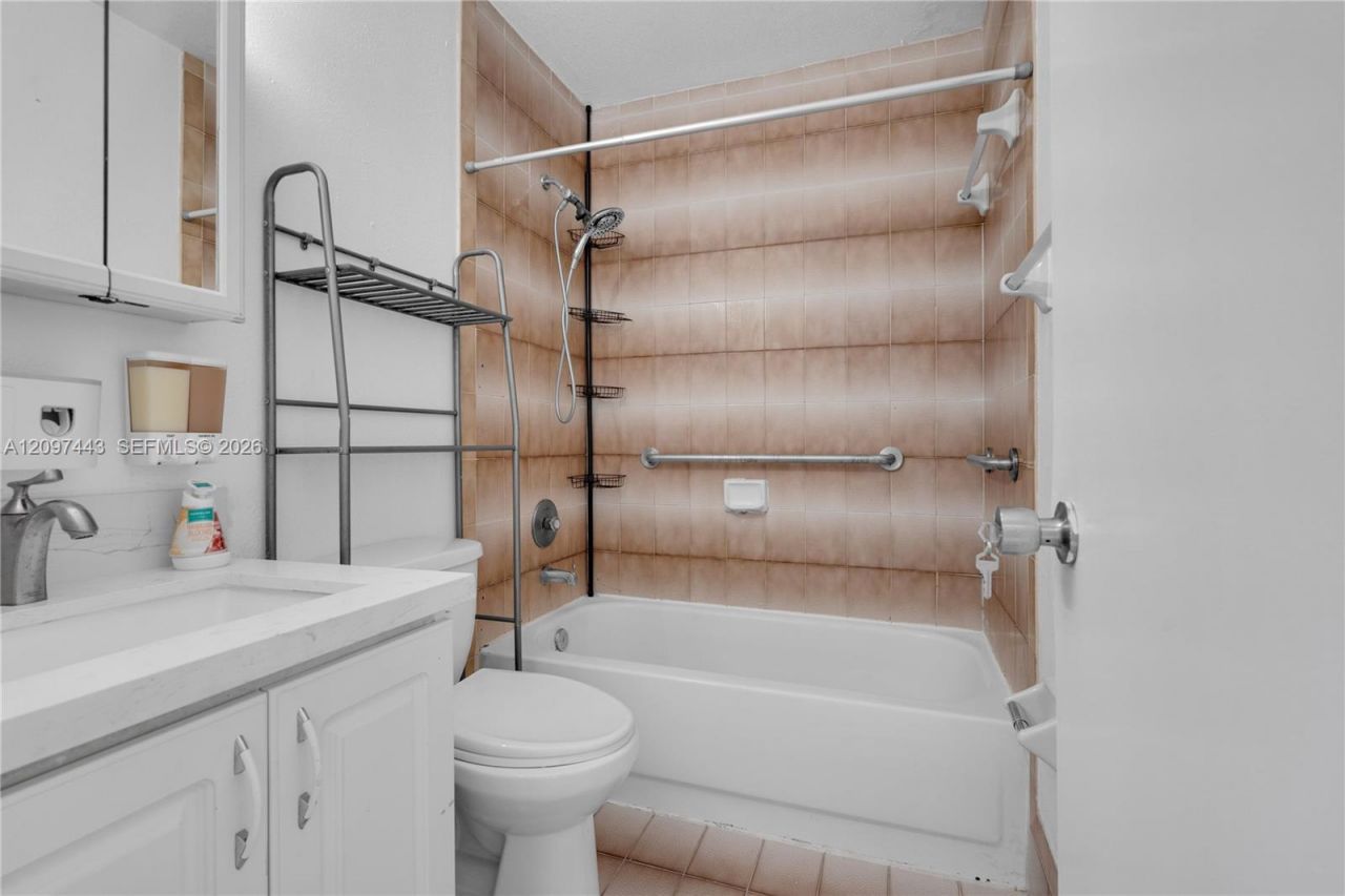 2261 W 53rd St , Unit 13, Hialeah, FL 33016 Photo