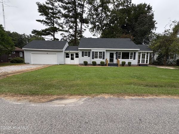 303 Dallas Avenue, Lake Waccamaw, NC 28450