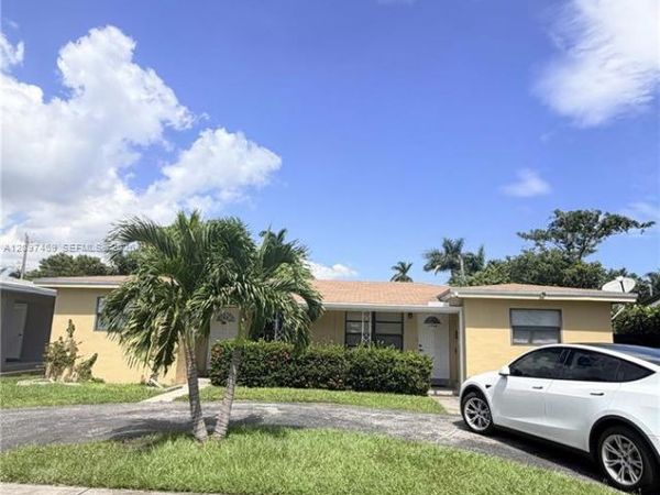 1009 NE 2nd St , Hallandale Beach, FL 33009