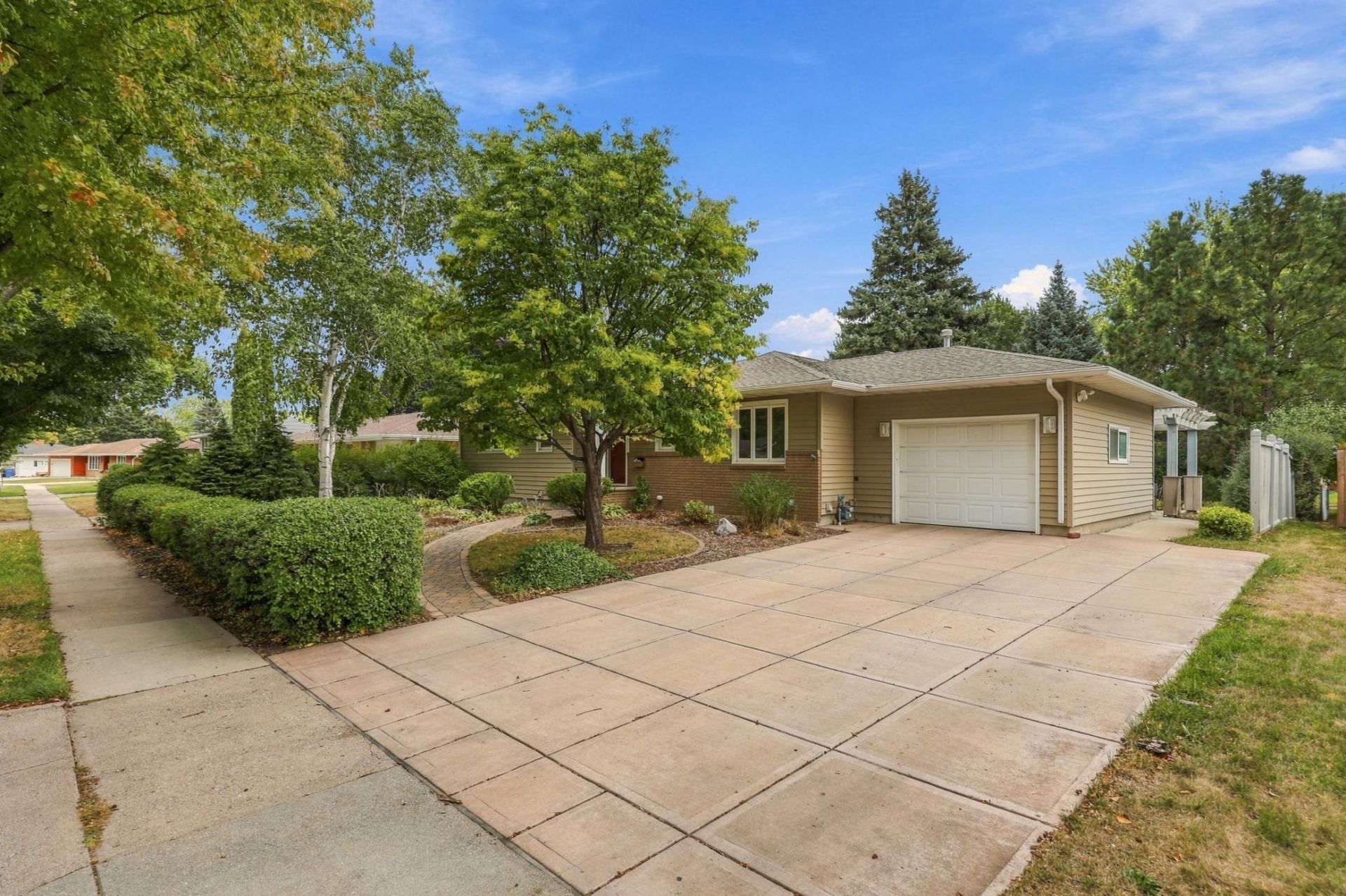 2831 Edgewood Drive N, Fargo, ND 58102 Main Photo