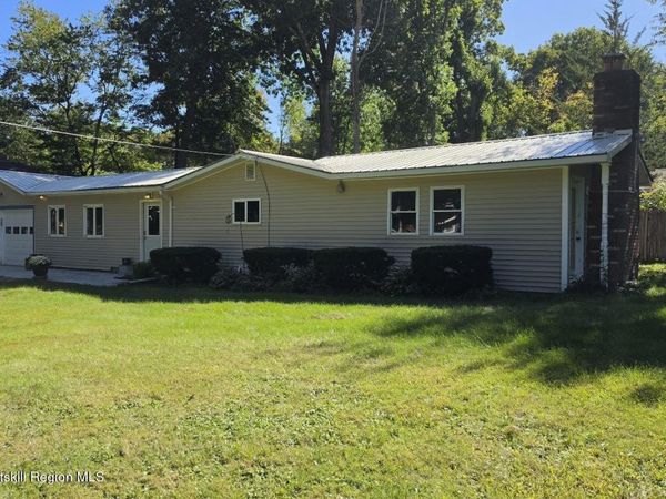 4 Cove Street, Niverville, NY 12130