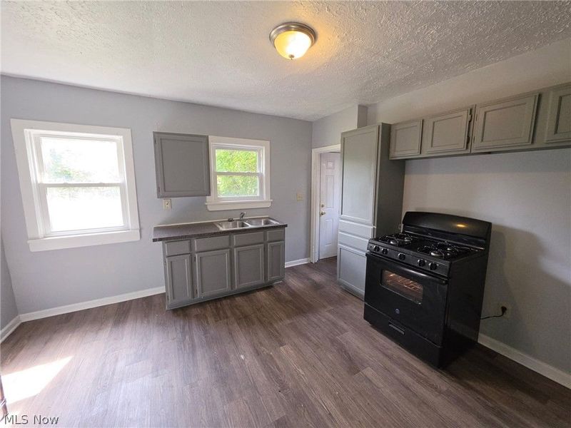 16906 Palda Drive, Cleveland, OH 44128 Photo 2