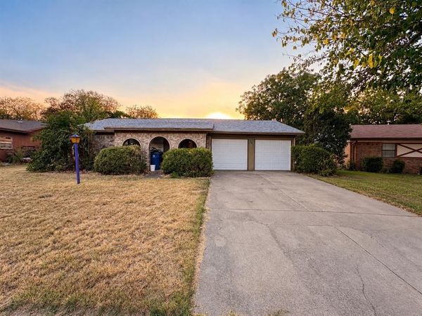 321 Quail Creek Drive, Crowley, TX 76036