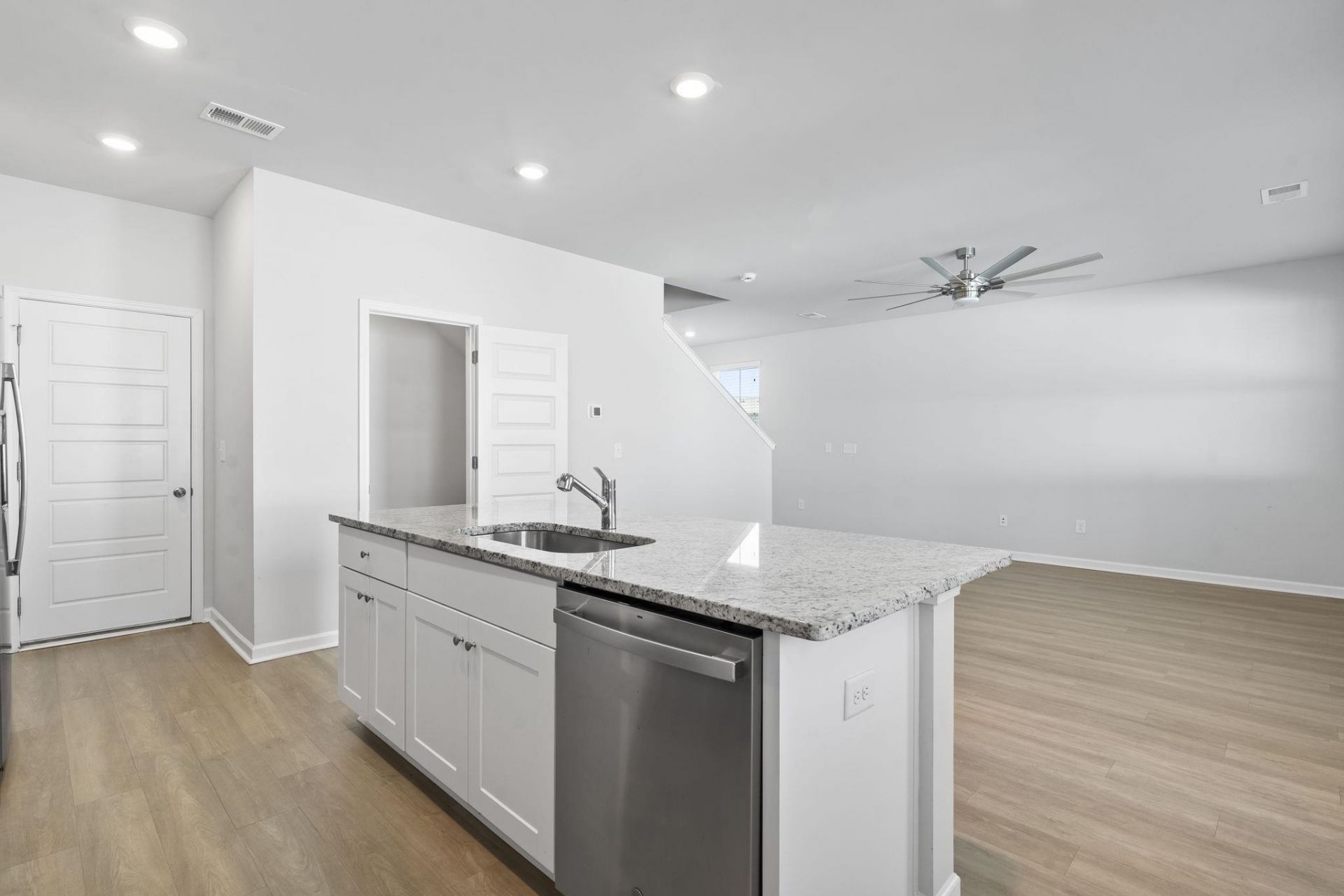 78 S Reindeer Rd. Photo 13