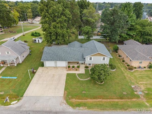1005 E Henry Street, Staunton, IL 62088