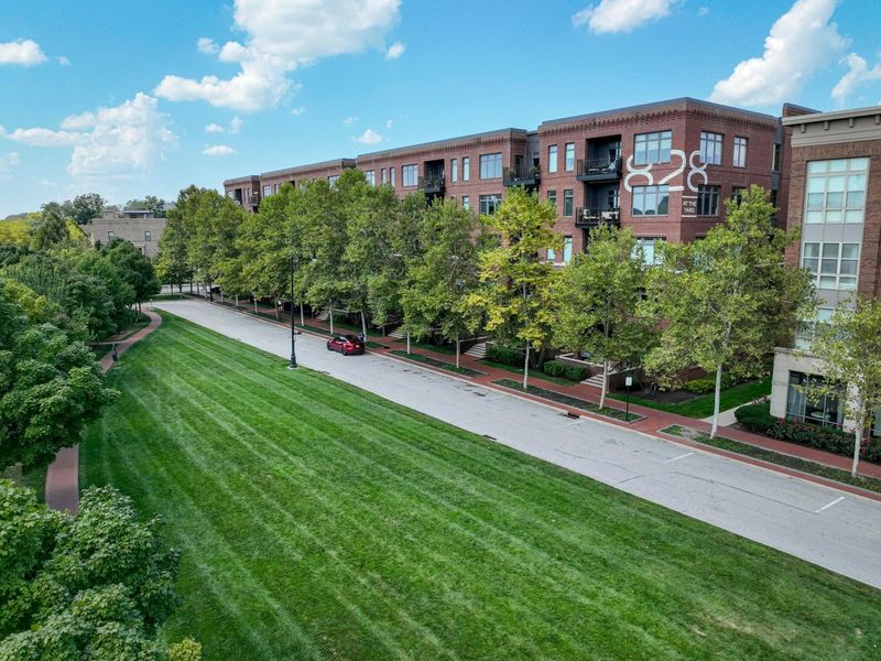 828 Bobcat Avenue, Unit 305, Columbus, OH 43212 Photo 3