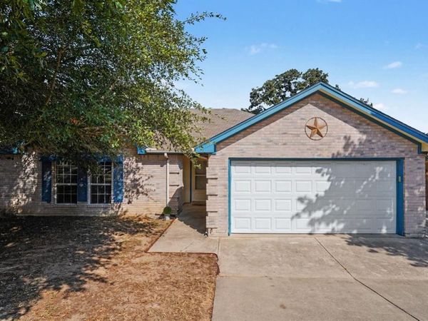 637 Oak View Court , Azle, TX 76020
