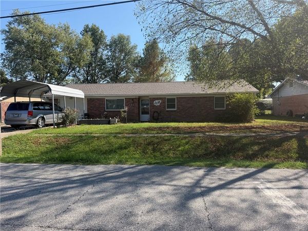 908 W Harvard Street , Siloam Springs, AR 72761