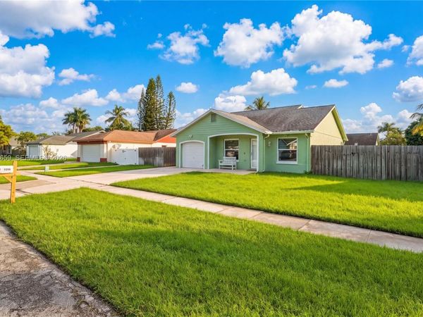1290 Mc Dermott Ln , Royal Palm Beach, FL 33411
