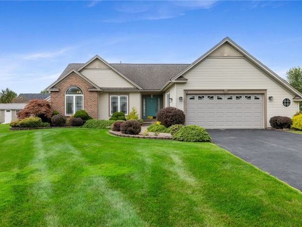 27 Lombardy Circle, Rochester, NY 14612