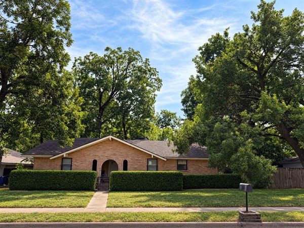 424 Lakewood Drive , DeSoto, TX 75115