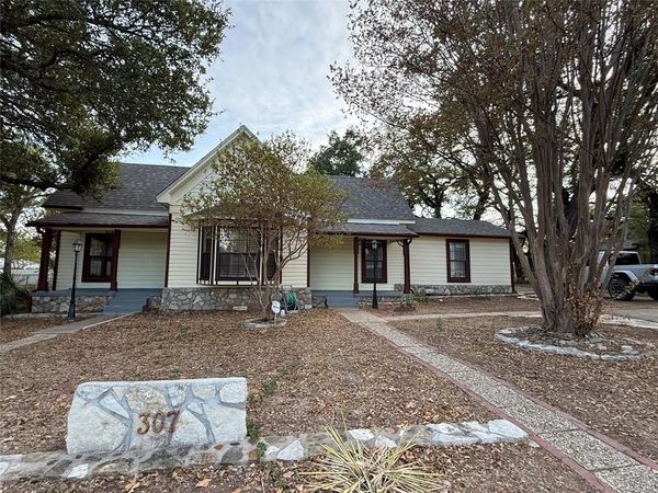 307 Mission Street, Glen Rose, TX 76043