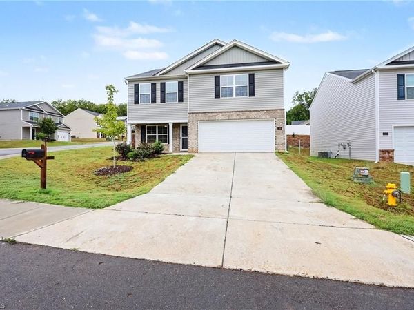 135 Carriage Cove Circle , Mocksville, NC 27028