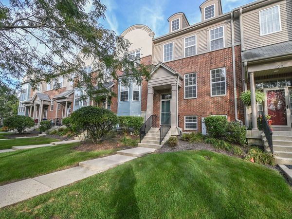 105 Station Park Circle , Grayslake, IL 60030