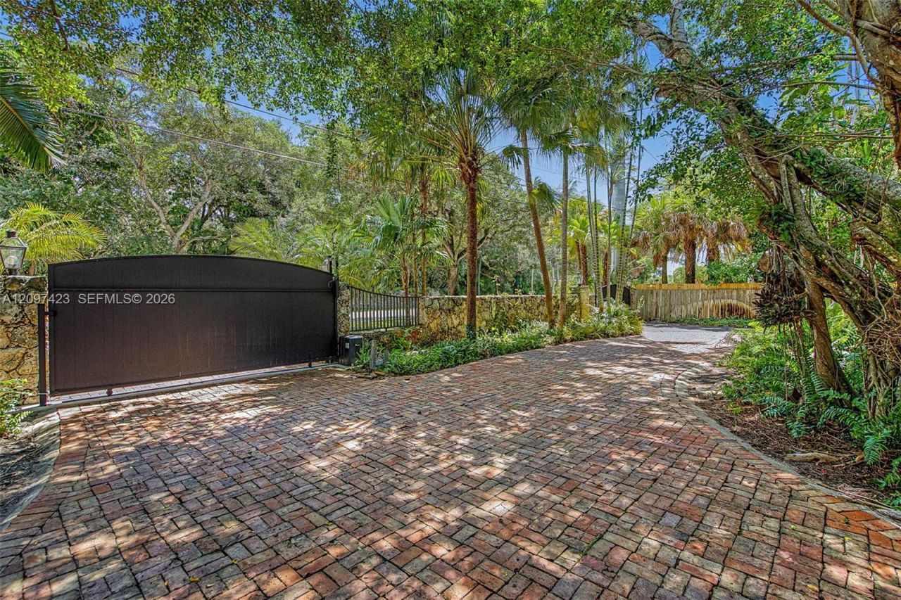 13470 SW 67th Ave, Pinecrest, FL 33156 Photo