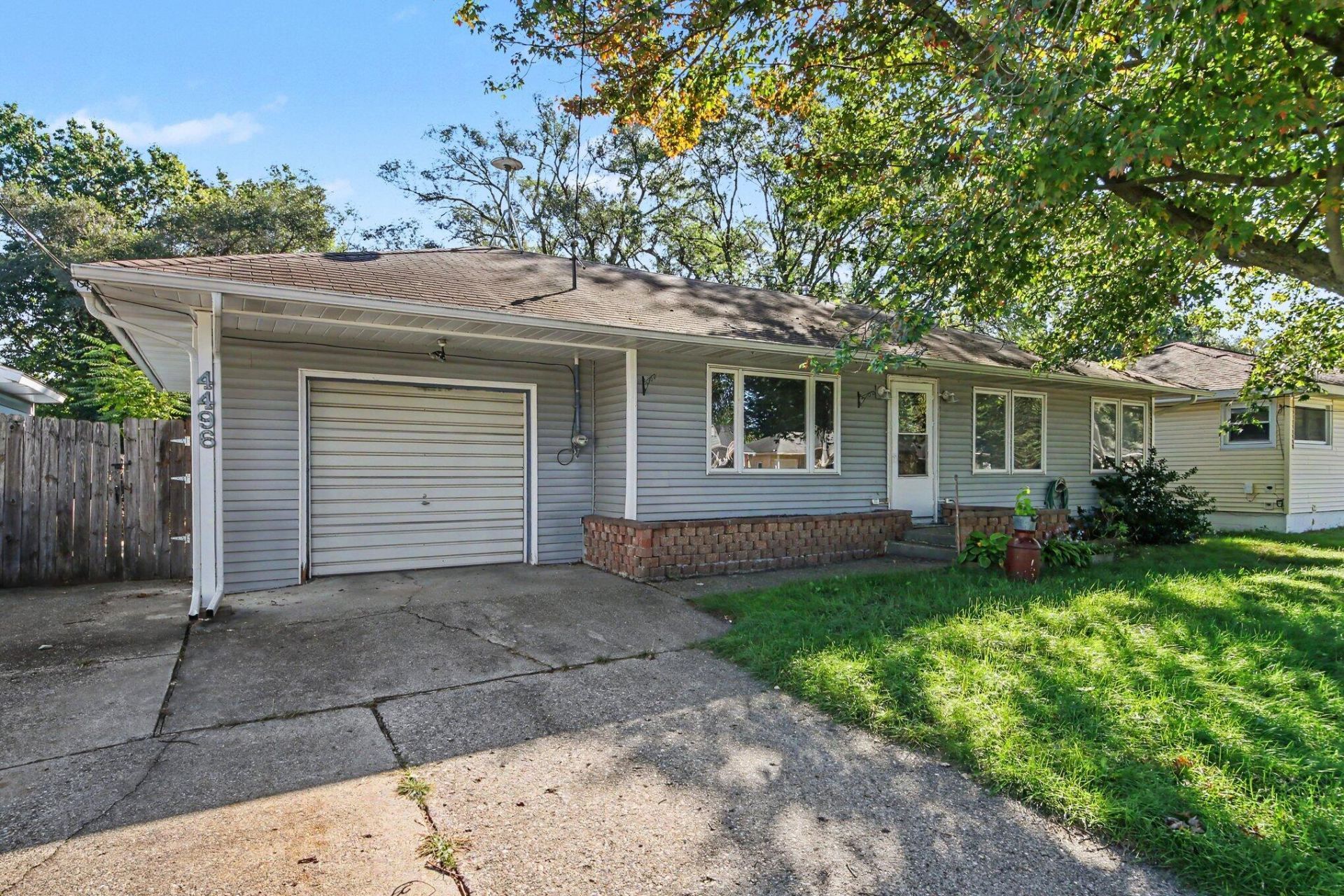 4496 SE Burgis Avenue Se, Kentwood, MI 49508 Main Photo
