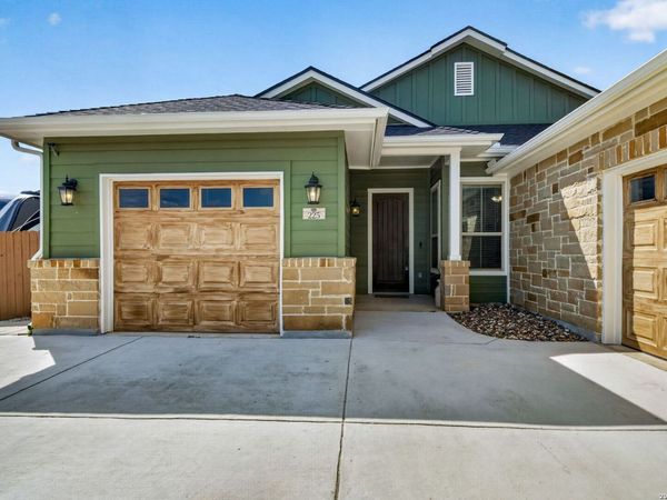 225 Iron Gate, Pleasanton, TX 78064