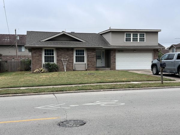 3233 S Jefferson Avenue, Springfield, MO 65807