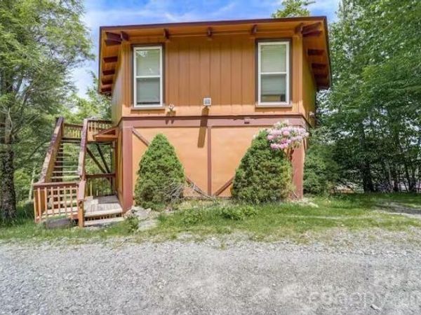 102 Cricket Way, Beech Mountain, NC 28604