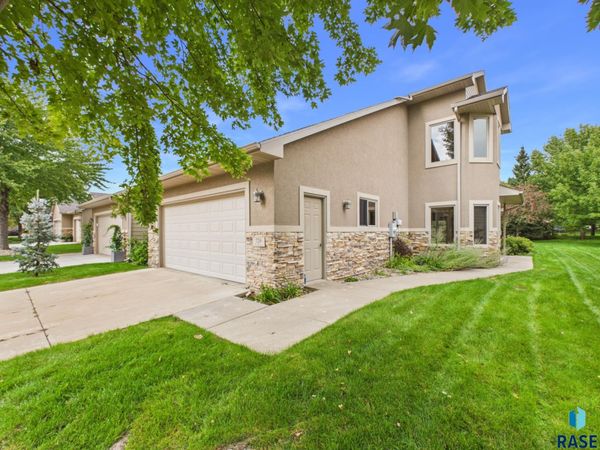720 E 70th Pl, Sioux Falls, SD 57108