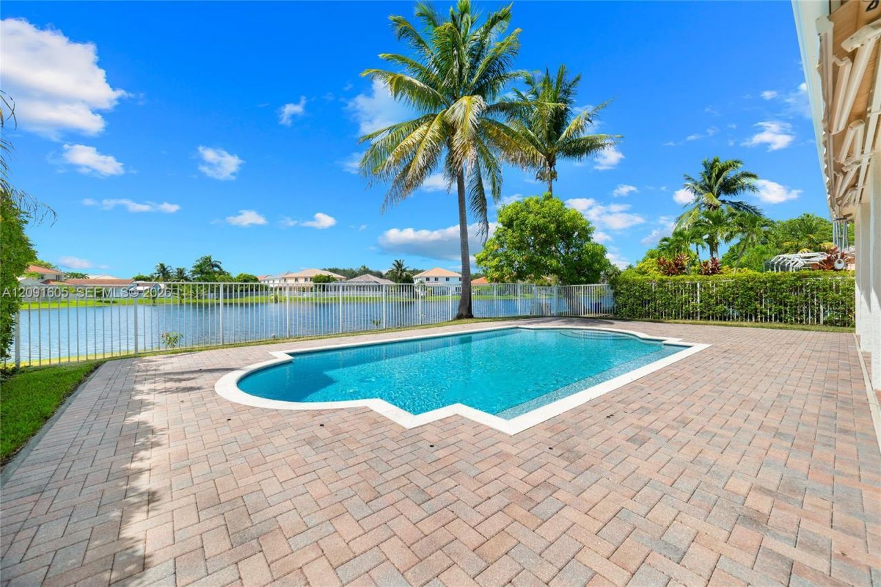 4400 Fox Ridge Dr, Weston, FL 33331 Photo