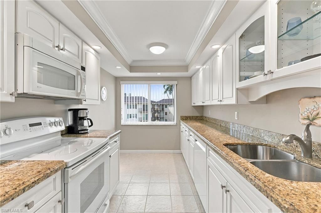3410 Gulf Shore Blvd N, Unit 304, Naples, FL 34103 Photo
