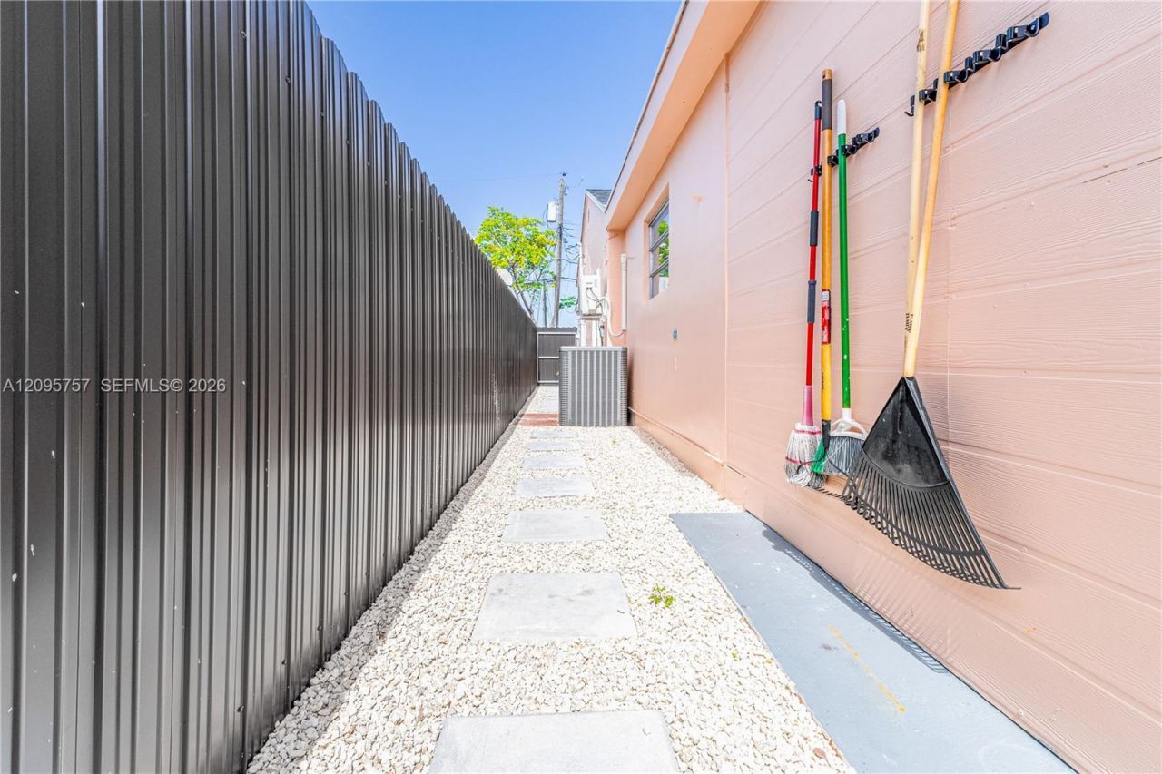 550 NW 43rd Pl, Miami, FL 33126 Photo