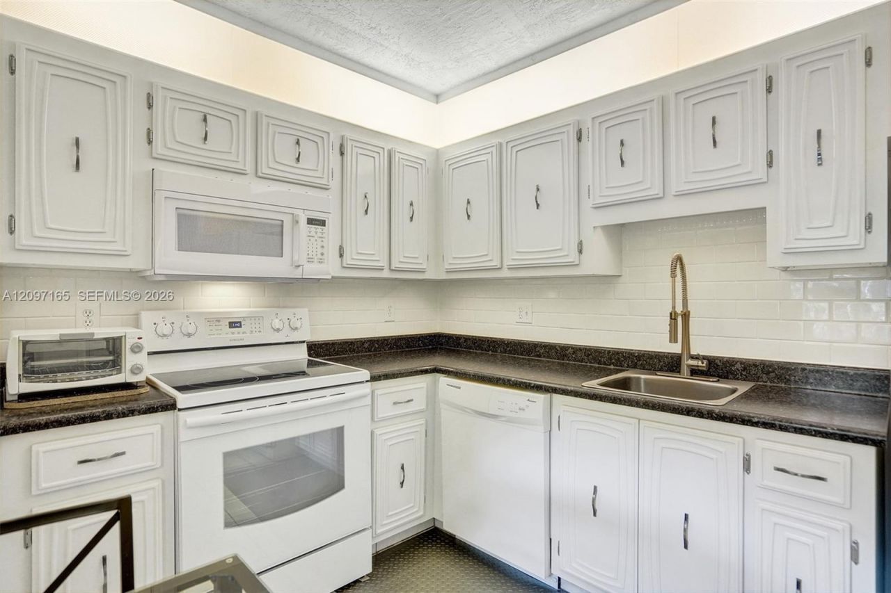 2871 Somerset Dr , Unit 209, Lauderdale Lakes, FL 33311 Photo