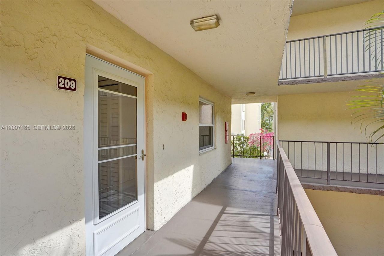 2871 Somerset Dr , Unit 209, Lauderdale Lakes, FL 33311 Photo