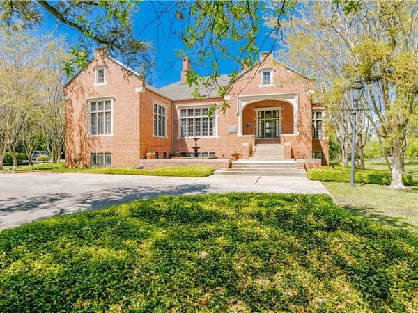 1668 Government Street, Mobile, AL 36604