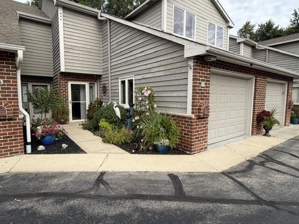 240 Marina Ct, Unit 17, Waterford, WI 53185