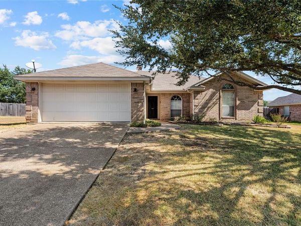 624 Willow Creek Drive, Hewitt, TX 76643