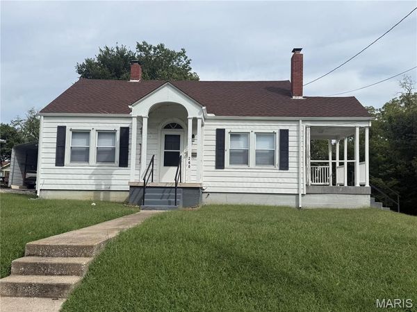 260 N Locust Street , Hannibal, MO 63401