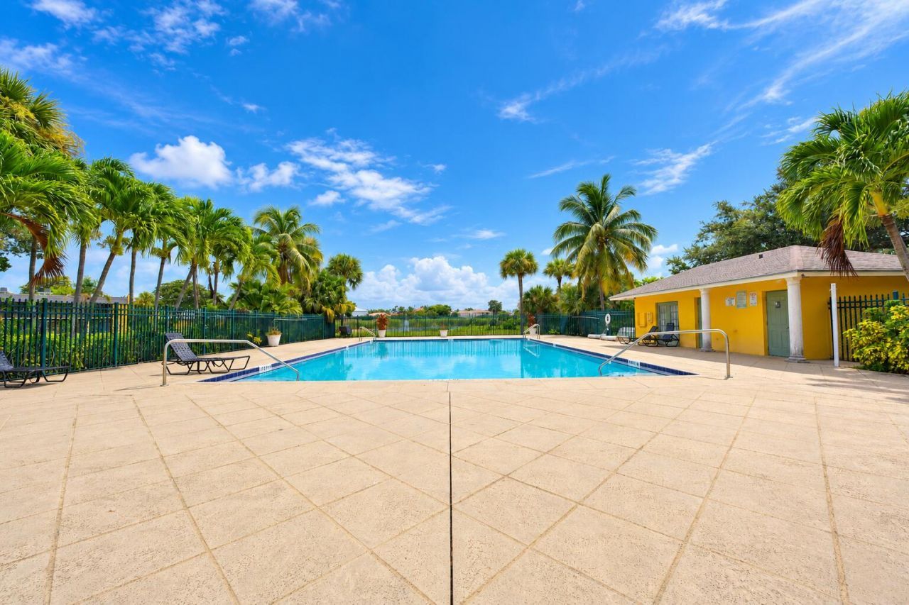 1509 Meadows Circle W, Boynton Beach, FL 33436 Photo
