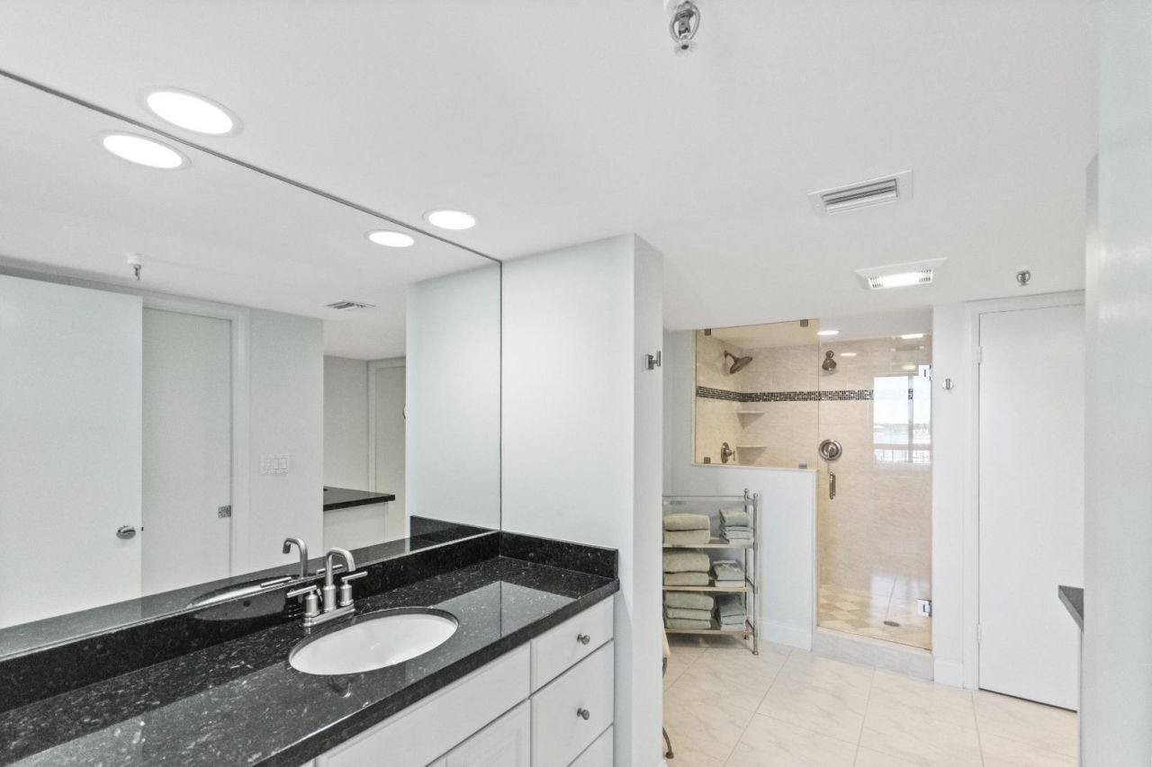 115 Lakeshore Drive, Unit 549, North Palm Beach, FL 33408 Photo