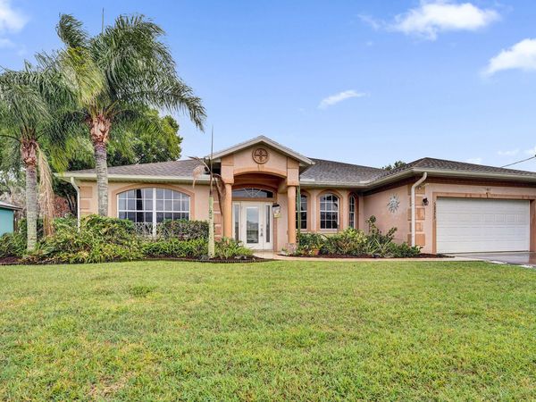 5825 NW ZENITH Drive, Port St. Lucie, FL 34986