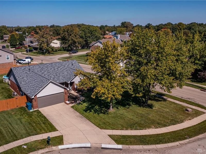 8030 Chipgate Court, Huber Heights, OH 45424 Photo 2