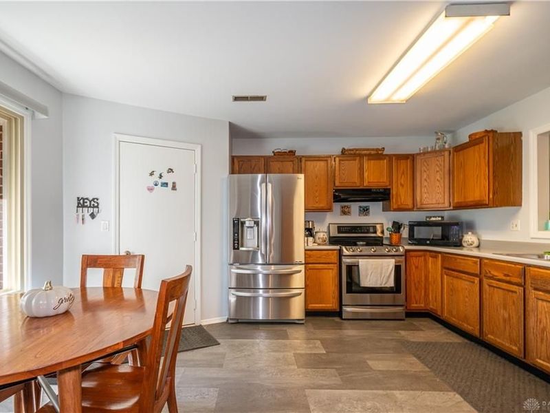 8030 Chipgate Court, Huber Heights, OH 45424 Photo 4