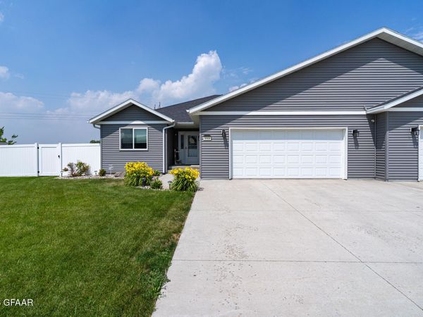 998 THAMES Court, Grand Forks, ND 58203