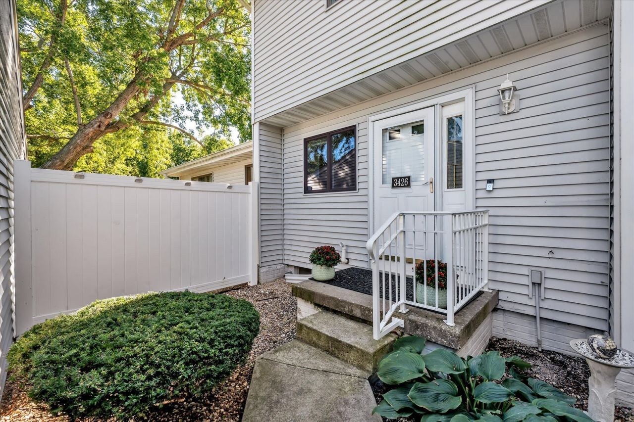 3426 Cedarview Court, Bettendorf, IA 52722 Main Photo