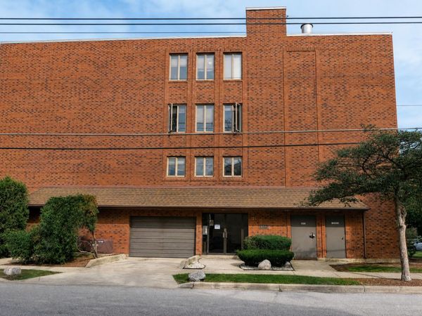1302 E Washington Street , Unit B1, Des Plaines, IL 60016